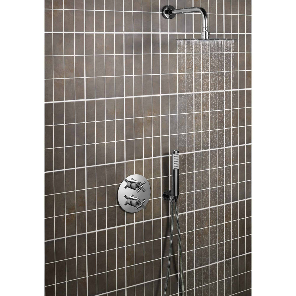 Shower head and mixer valve安装在带有棕色瓷砖的浴室墙壁中，现代浴室配备了天花板淋浴喷头，组合融入浴室装修，强调湿区防水与高端卫浴设计。.
