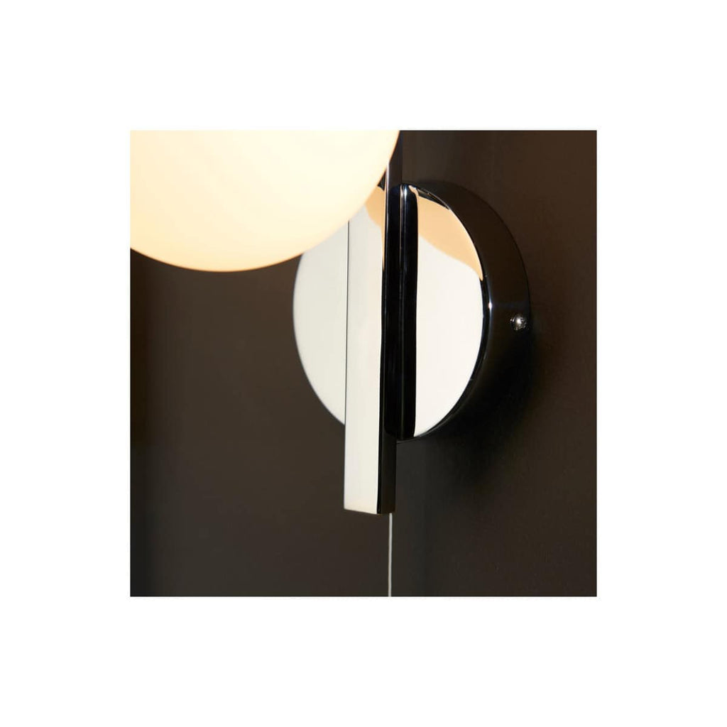 Sleek modern bathroom wall light fixture with a minimalist black and chrome finish, perfect for enhancing contemporary bathroom decor and lighting ambiance.