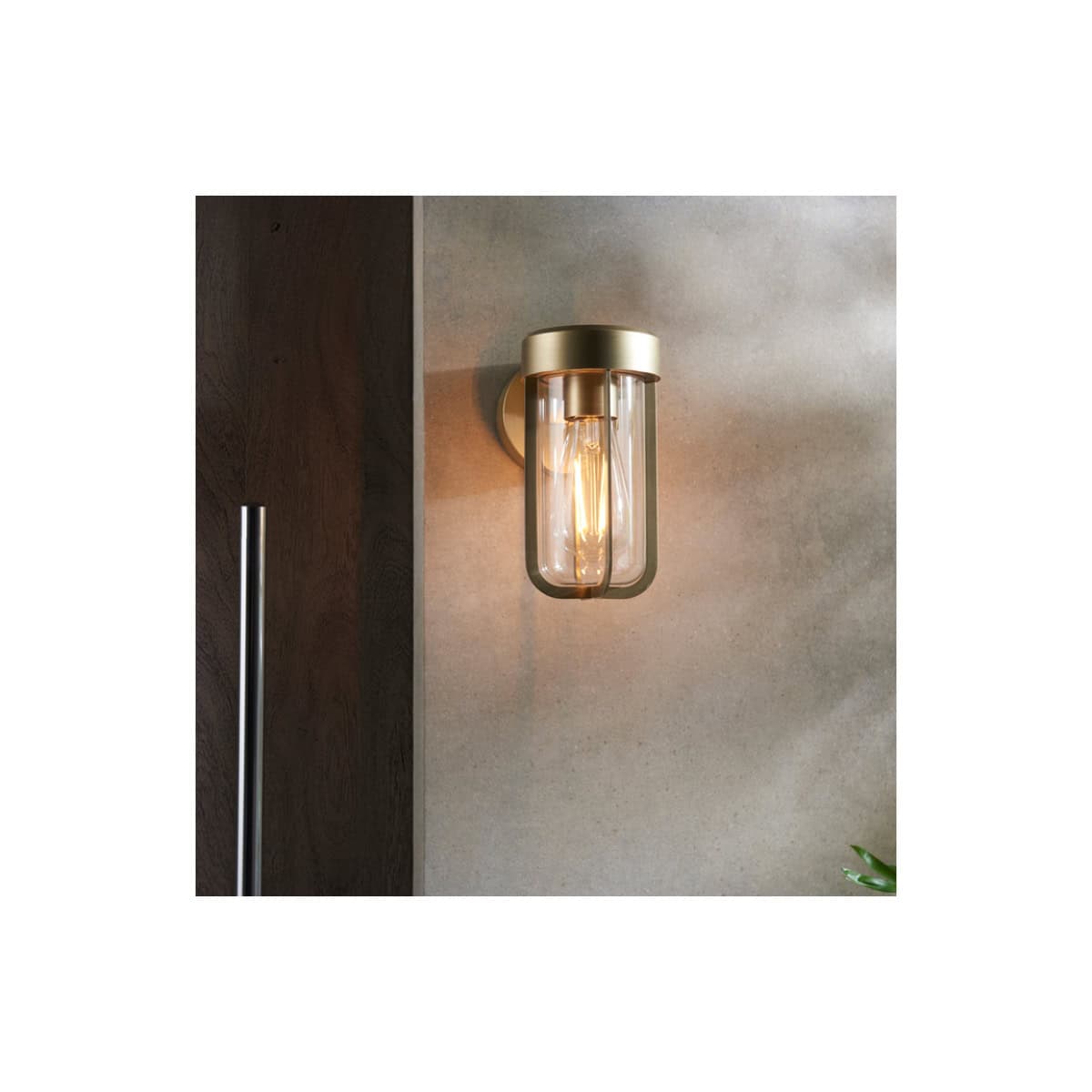 Elegant wall-mounted bathroom light fixture with a modern glass and brass design, ideal for enhancing bathroom décor and lighting ambiance. Suitable for contemporary bathrooms.
