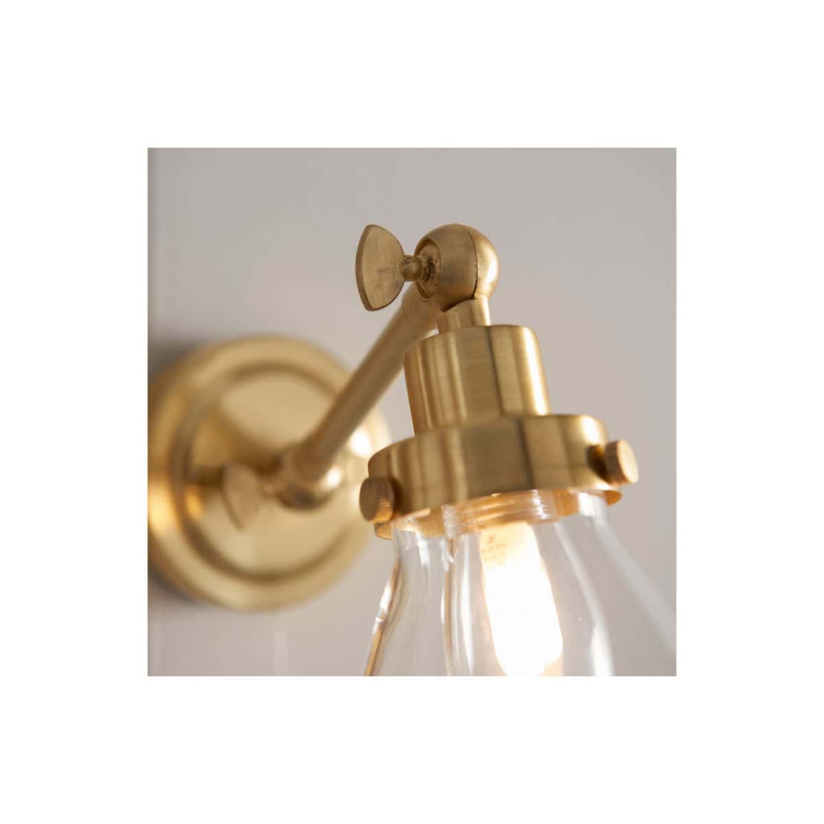 Shiny brass bathroom wall lamp with vintage style, decorative lighting fixture, ideal for adding elegance to bathroom decor. Perfect for upscale, modern or classic bathroom designs.