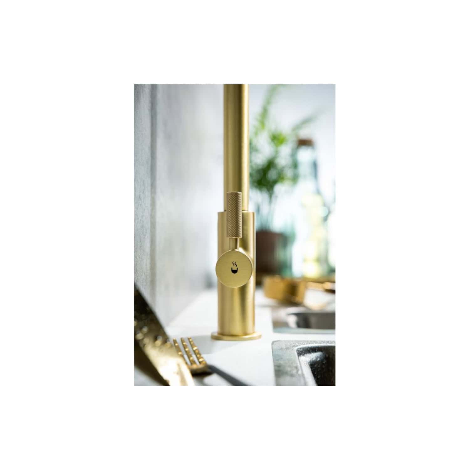 Gold modern kitchen tap with a sleek design, ideal for contemporary bathrooms and kitchens, featuring a minimalist style and high-quality materials.