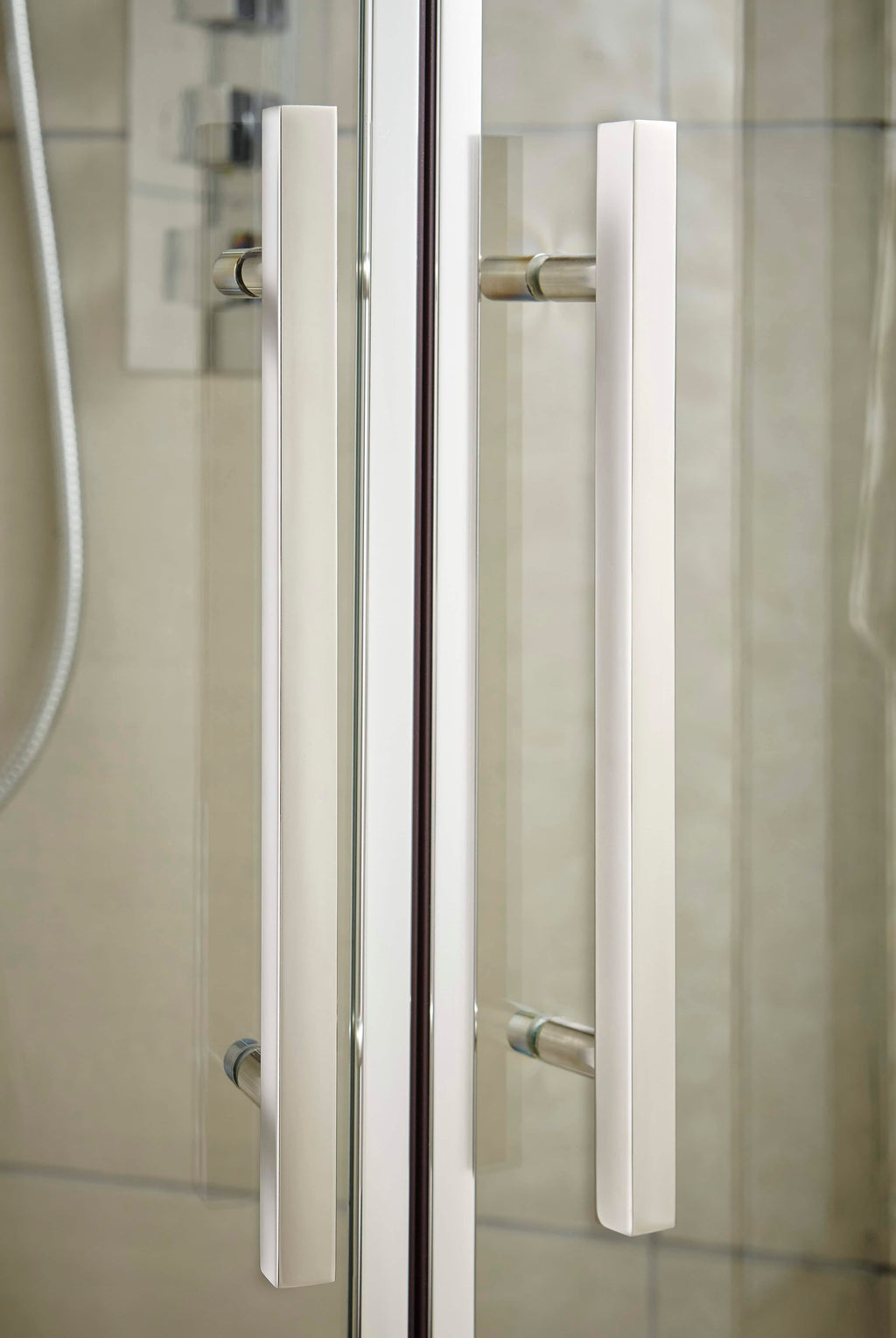 Modern glass shower door with aluminium handles, stylish bathroom design, clean aesthetic, durable shower enclosure, high-quality bathroom fixtures, tiled bathroom interior, contemporary bathroom decor, premium shower cabin, bathroom renovation, elegant shower enclosure.
