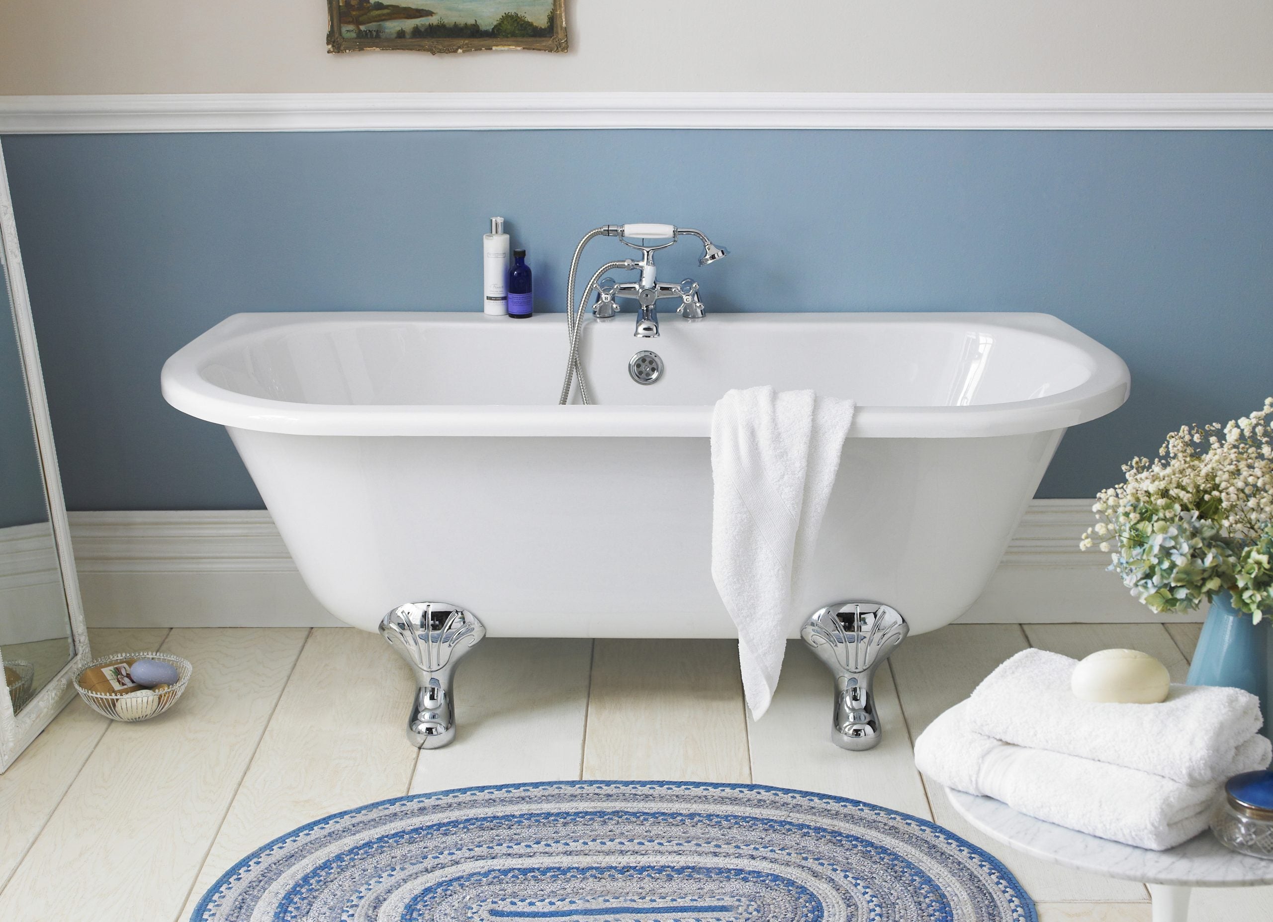 Vintage clawfoot bathtub in a classic bathroom with elegant fixtures and cozy decor, showcasing luxury bathroom styling and bathtub design for a relaxing bathing experience.
