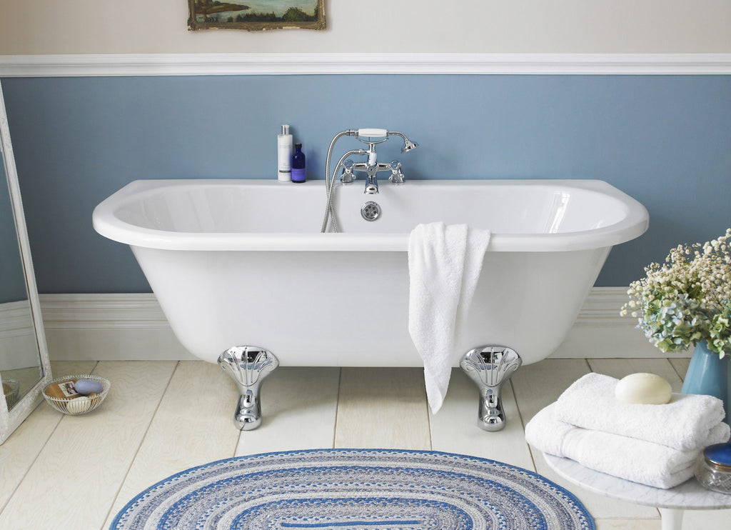 Vintage clawfoot bathtub in a classic bathroom with elegant fixtures and cozy decor, showcasing luxury bathroom styling and bathtub design for a relaxing bathing experience.