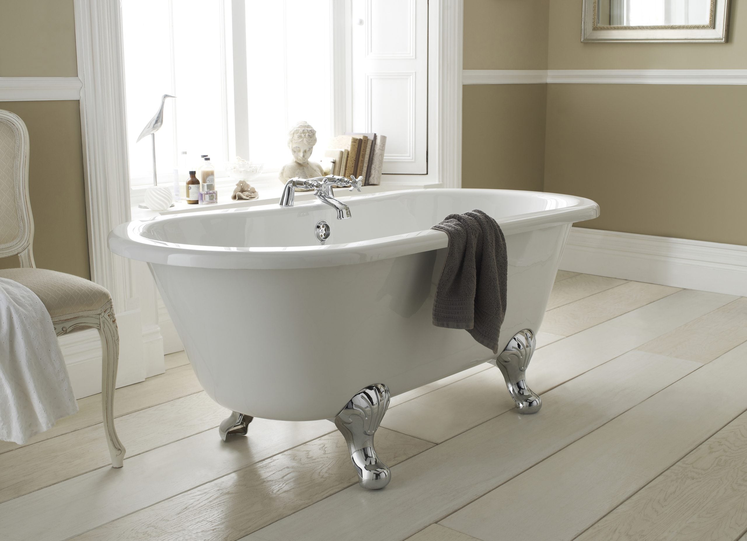 Luxurious freestanding vintage bathtub with clawfoot design in a classic bathroom setting, featuring elegant chrome fixtures and neutral decor for a timeless look.