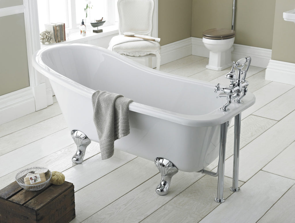 Elegant white clawfoot bathtub with chrome fixtures in a vintage-style bathroom, featuring a cosy atmosphere and classic design elements.