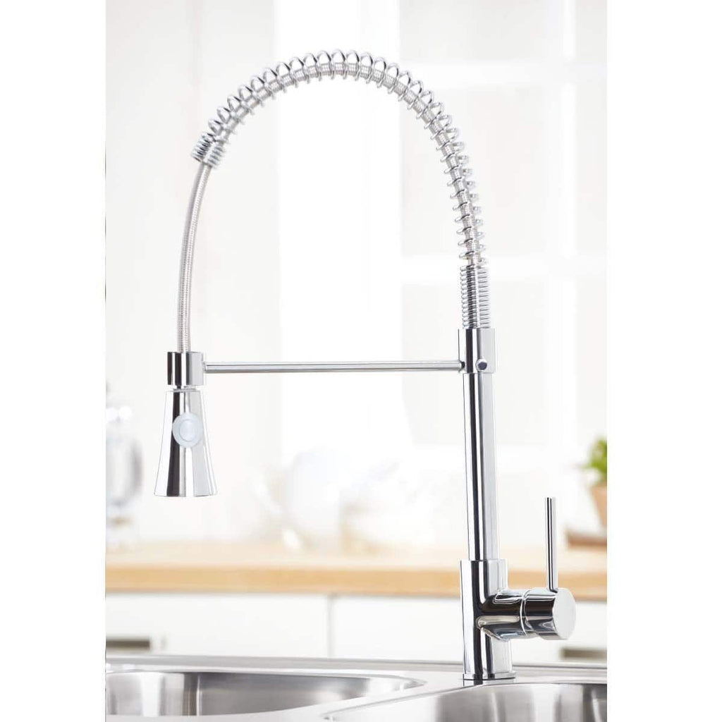 Shiny chrome kitchen tap with flexible spring hose and pull-out spray head, modern and functional design, ideal for contemporary bathrooms and kitchens.